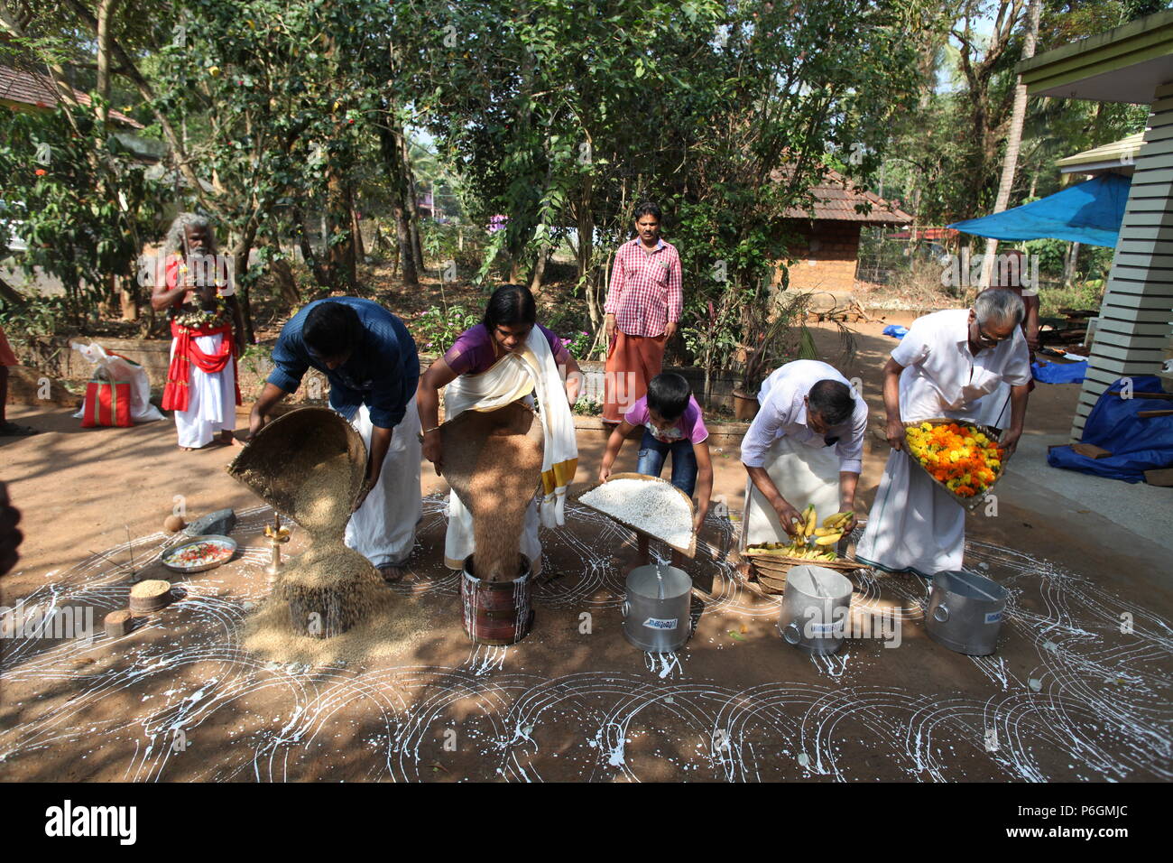 Para eduppu est une coutume populaire au kerala temples bhagavathi.velichappad ou Oracle et son équipe maisons visites de bénir les fervents. Banque D'Images