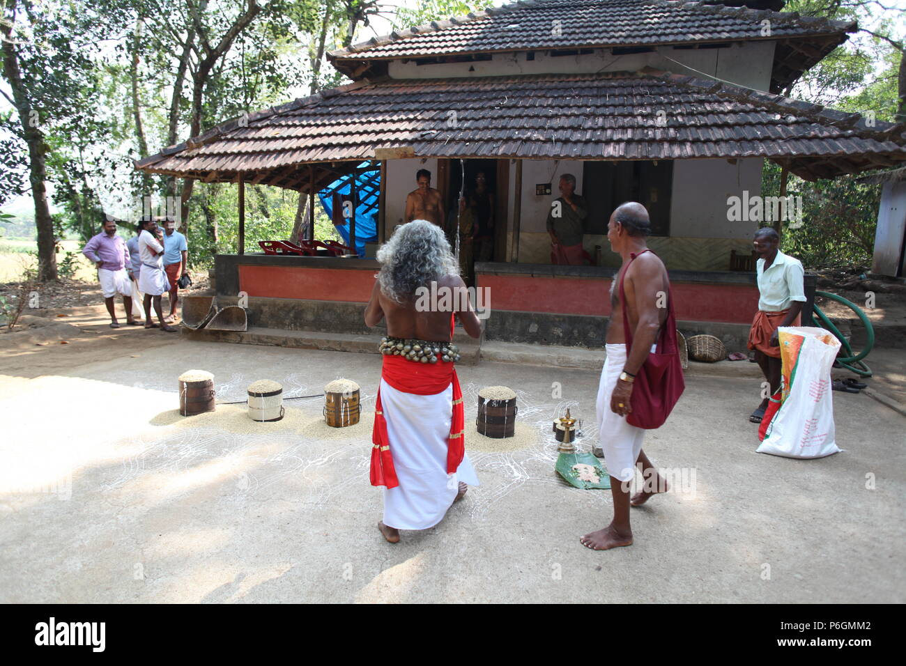 Para eduppu est une coutume populaire au kerala temples bhagavathi.velichappad ou Oracle et son équipe maisons visites de bénir les fervents. Banque D'Images