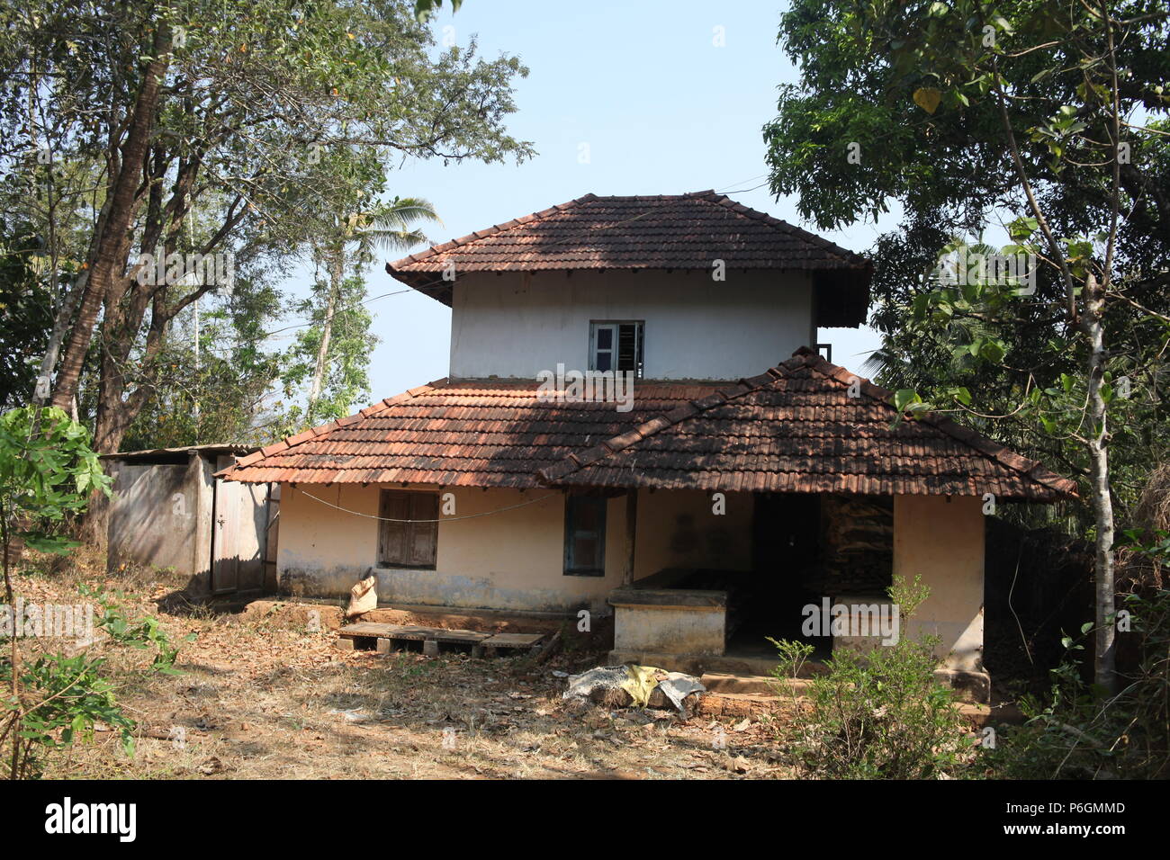 Para eduppu est une coutume populaire au kerala temples bhagavathi.velichappad ou Oracle et son équipe maisons visites de bénir les fervents. Banque D'Images