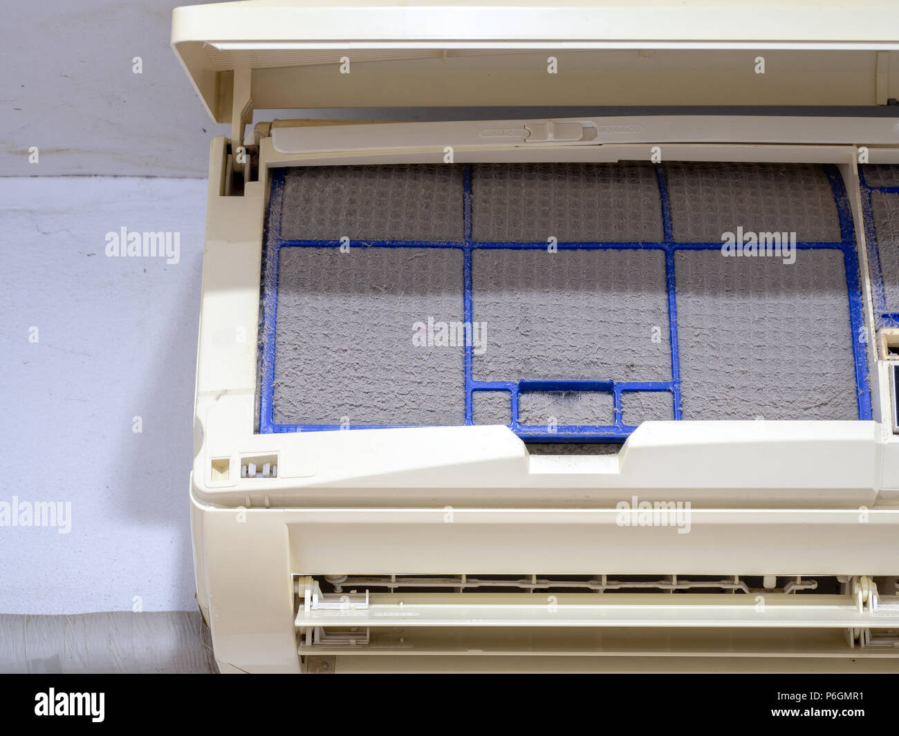 A proximité de la poussière filtre du climatiseur. Le danger et la cause de la pneumonie et les maladies respiratoires en chambre ou bureau. Banque D'Images