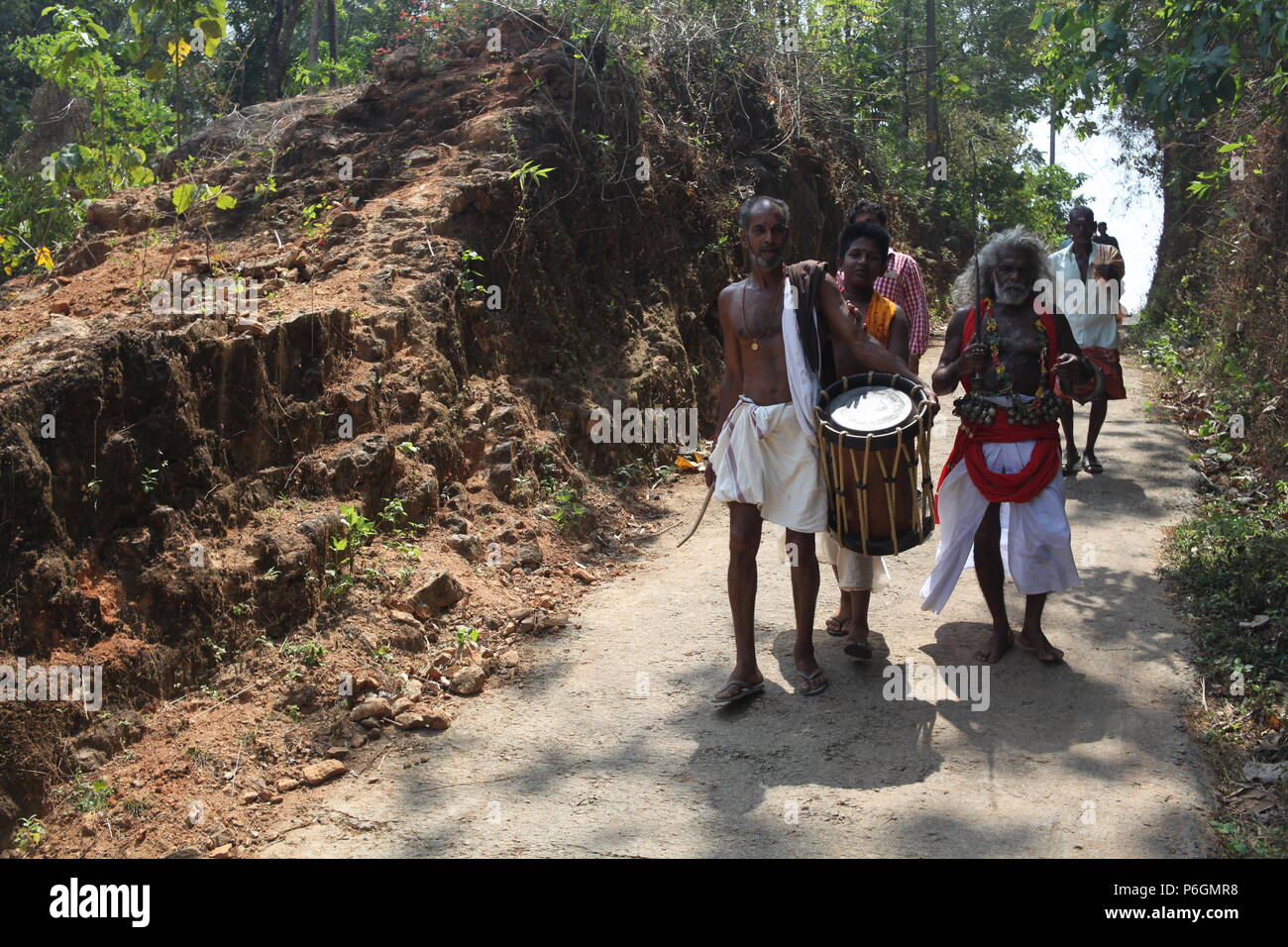 Para eduppu est une coutume populaire au kerala temples bhagavathi.velichappad ou Oracle et son équipe maisons visites de bénir les fervents. Banque D'Images