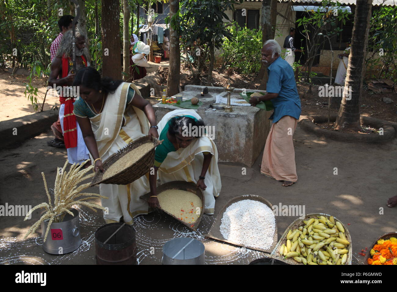 Para eduppu est une coutume populaire au kerala temples bhagavathi.velichappad ou Oracle et son équipe maisons visites de bénir les fervents. Banque D'Images