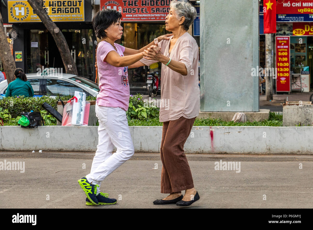 Parc du 23 septembre Ho Chi Minh (Saigon) série d'événements a lieu Badminton,garder la forme,musculation et des leçons de danse pour ne citer que quelques uns. Banque D'Images