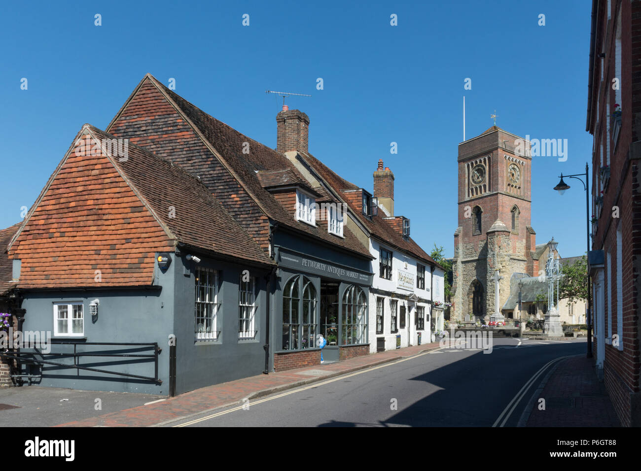Vue de la rue East avec le marché des antiquités et de l'église de Sainte Marie dans la pittoresque ville de marché de Petworth, West Sussex, UK Banque D'Images