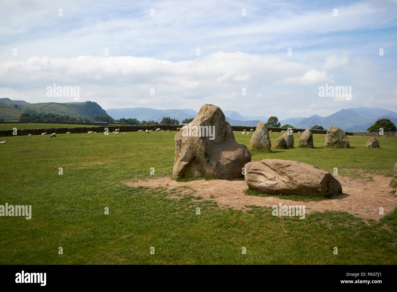 Cercle de pierres de castlerigg et champs environnants et les montagnes cumbria england uk Banque D'Images