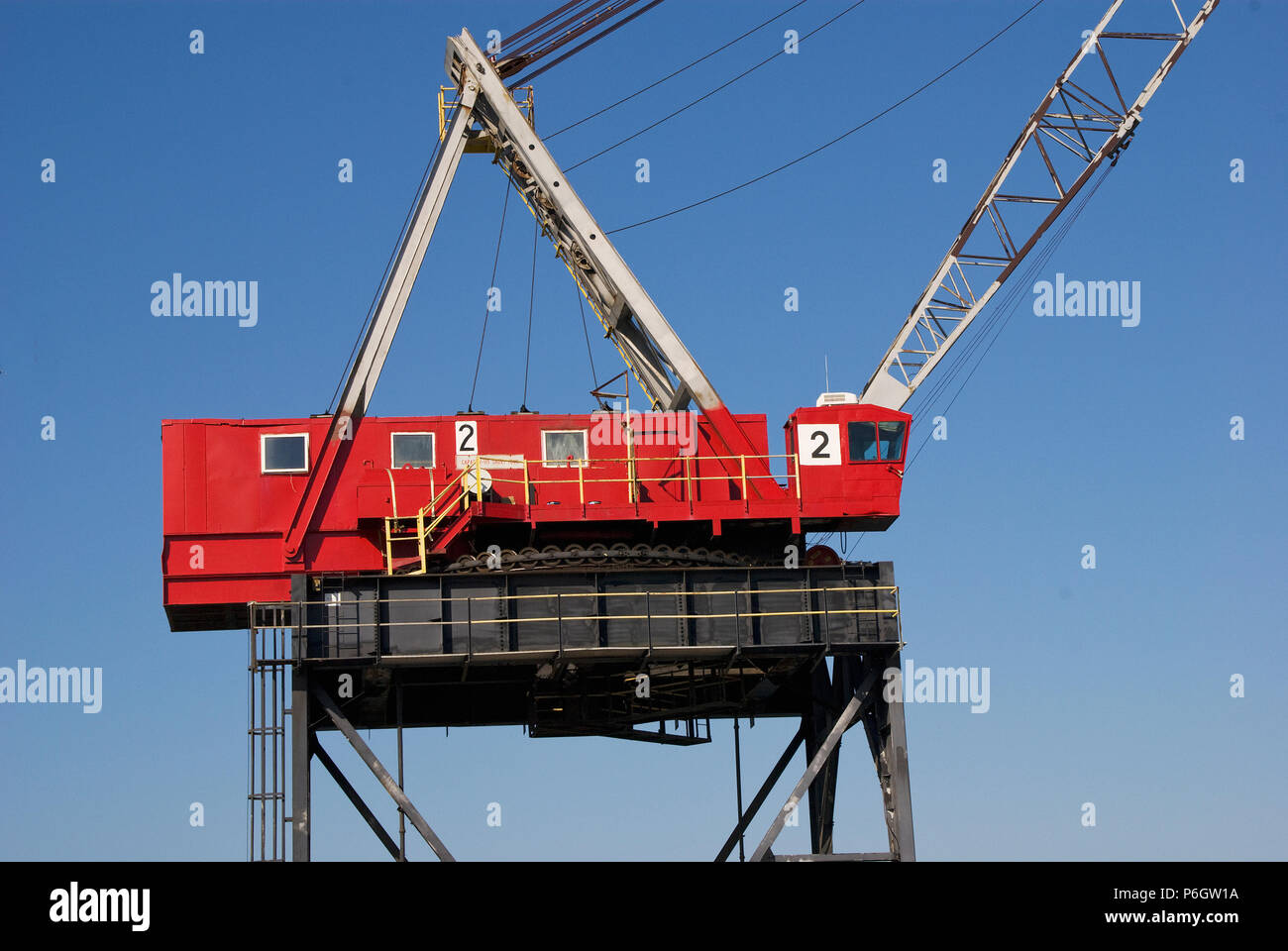 Une grue de chargement sur la jetée à Morehead City North Carolina Banque D'Images