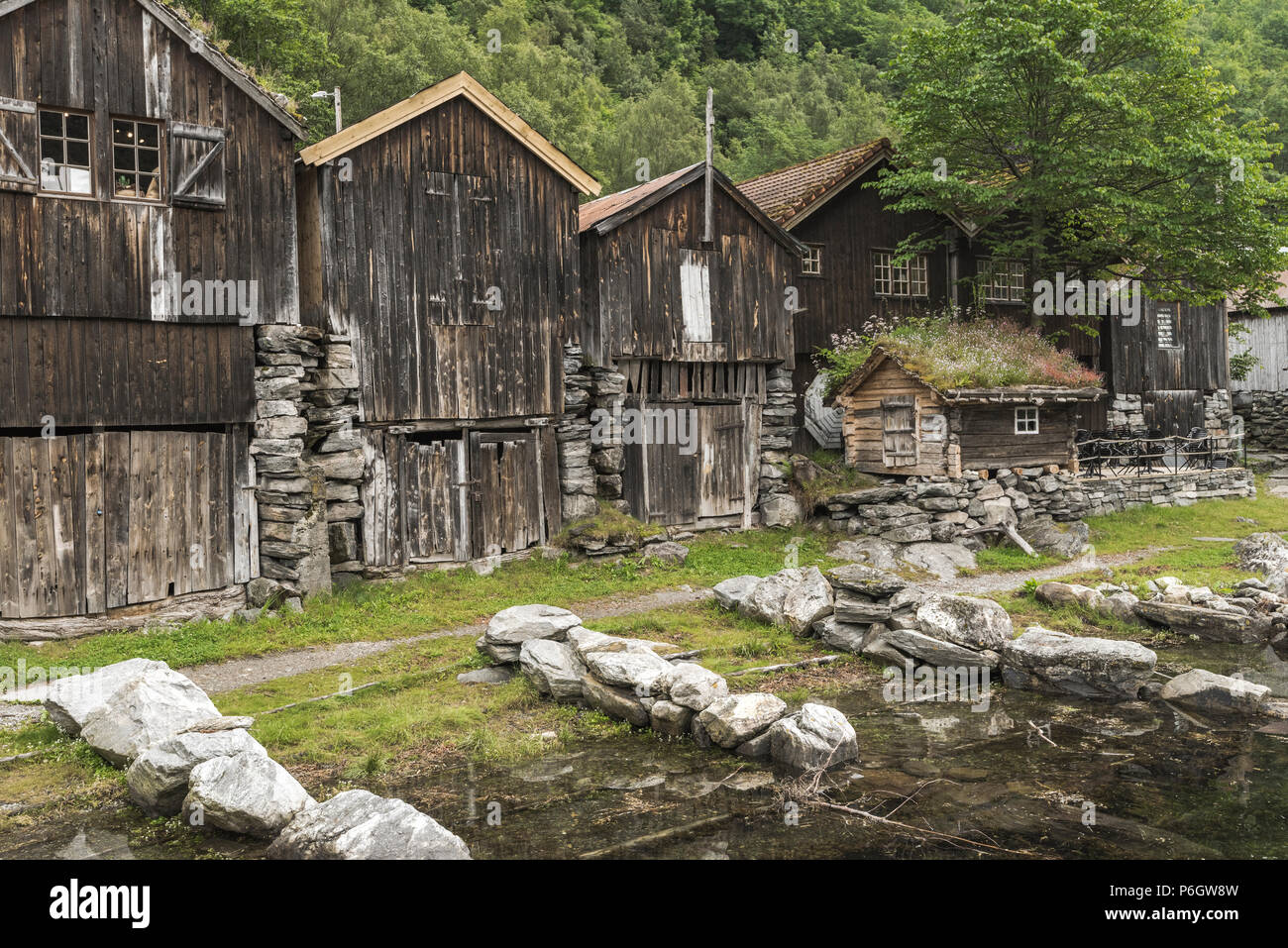 Vieux meubles et les hangars à bateaux en bois de village Geiranger, Norvège,  vieille ville Photo Stock - Alamy