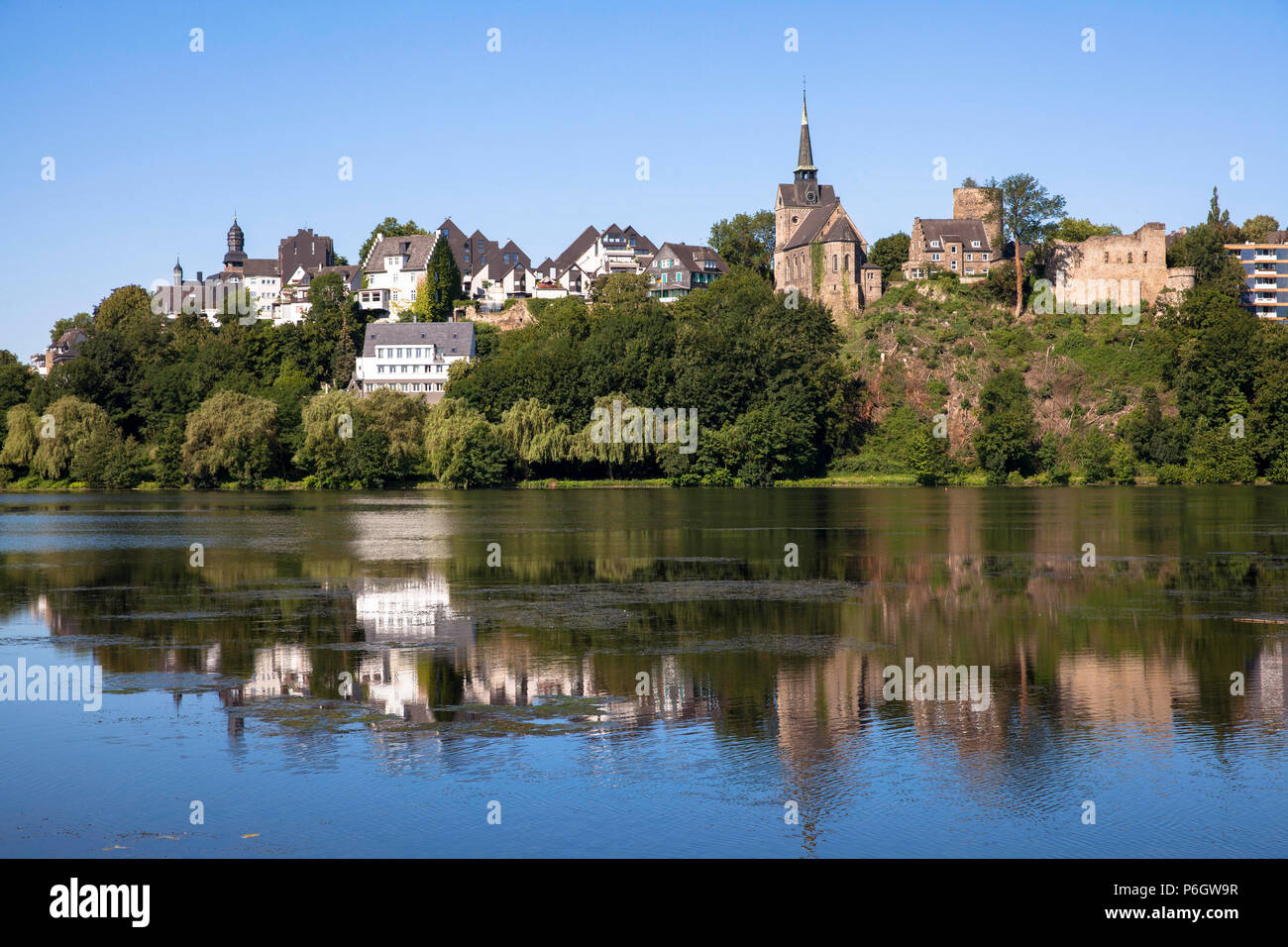 L'Allemagne, la ville de Wetter sur la rivière Ruhr, lac Harkort, vue de l'église protestante et le château plus humides. Deutschland, Stadt Wetter an der Ru Banque D'Images