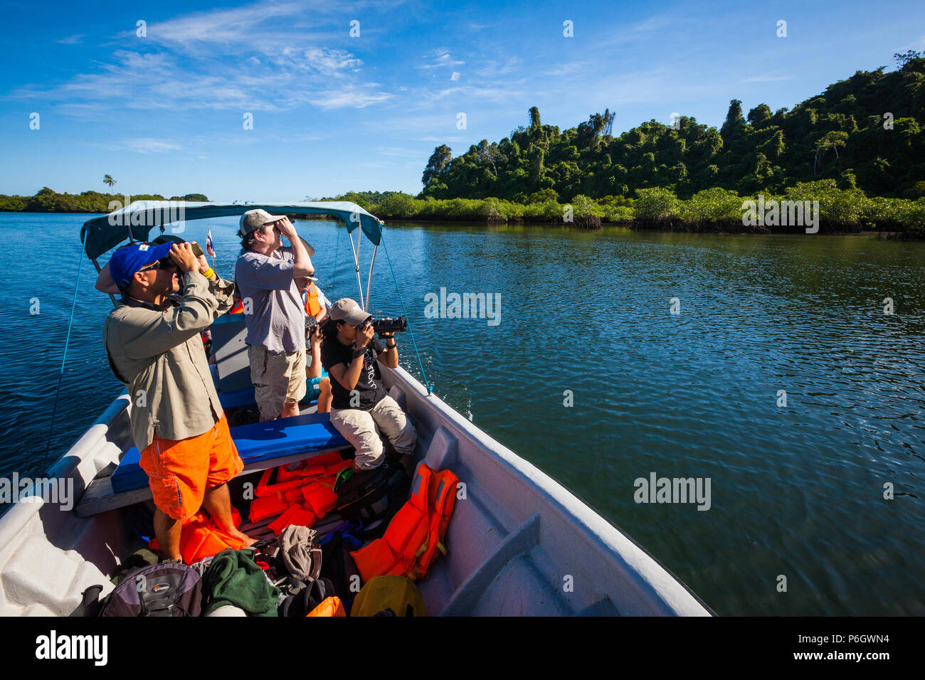 Les touristes de la nature dans un bateau à la découverte des côtes de l'île de Coiba national park, la côte Pacifique, la province de Veraguas, République du Panama. Banque D'Images