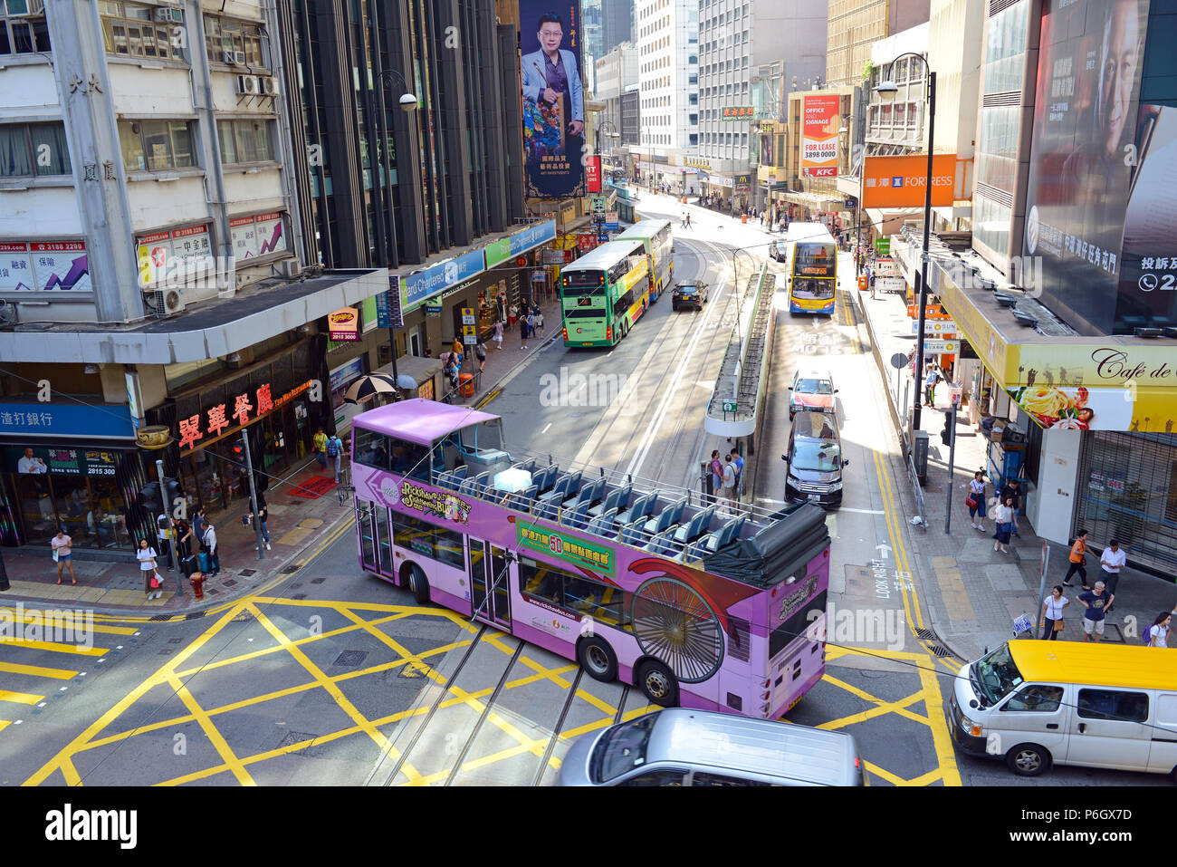 HONG KONG VERS JUIN 2018. Comme une prise de conscience mondiale du changement climatique, les villes comme Hong Kong sont de plus en plus en utilisant une combustion plus propre, hybride Banque D'Images