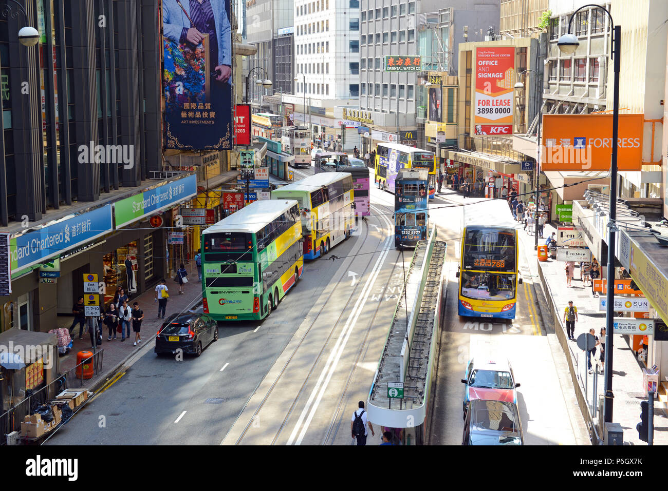 HONG KONG VERS JUIN 2018. Comme une prise de conscience mondiale du changement climatique, les villes comme Hong Kong sont de plus en plus en utilisant une combustion plus propre, hybride Banque D'Images