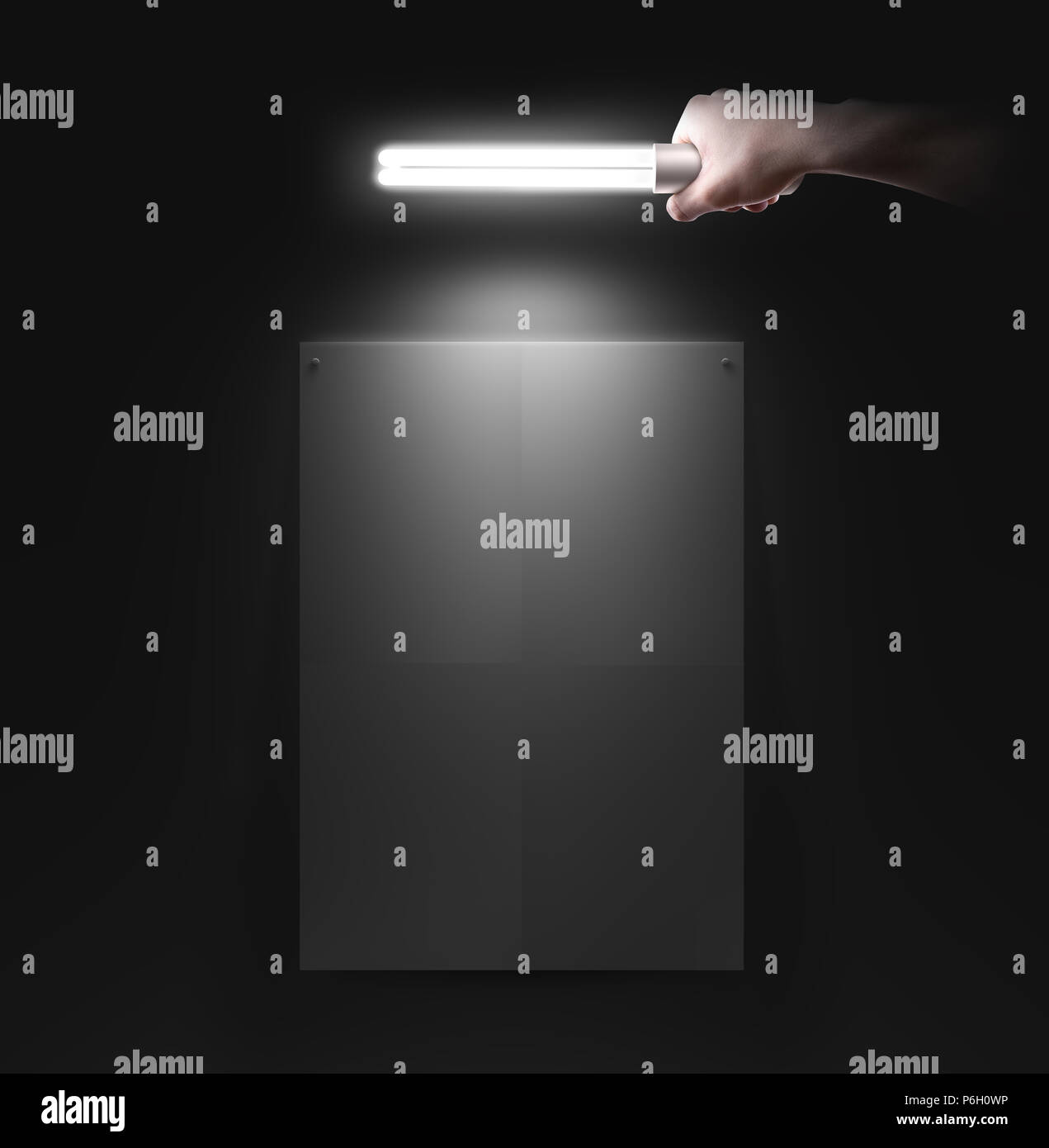 Lampe main tenant près du mur avec une maquette de l'affiche en blanc, isolé. Idée, night-club de l'affiche de l'événement présentation Aperçu de la conception du parti. Maquette du mur à la lumière. Personne de tenir dans les mains de la flamme s'allumer. Banque D'Images