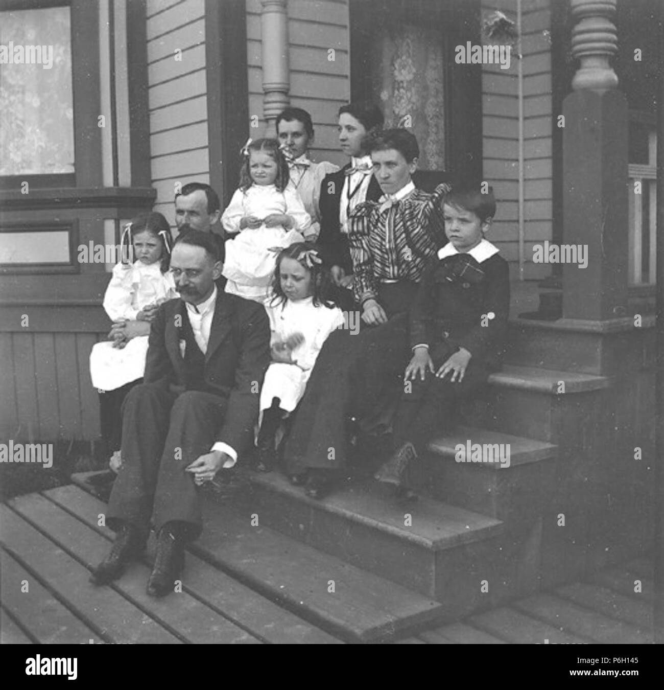 . Anglais : Kiehl, Semple et Drummond famille sur porche, Seattle, Washington, le 24 avril 1898 . Anglais : Texte de Kiehl log : Kiehls, Semples, & Drummonds. 105 républicain. Le 24 avril 1898 . Album 2.127 Sujets (LCTGM) : familles--Washington (État)--Seattle Porches ;--Washington (État)--Seattle ; trottoirs de bois--Washington (État)--Seattle Concepts : Famille . 189859 Kiehl, Semple et Drummond famille sur porche, Seattle, Washington, 24 avril 1898 (KIEHL 91) Banque D'Images