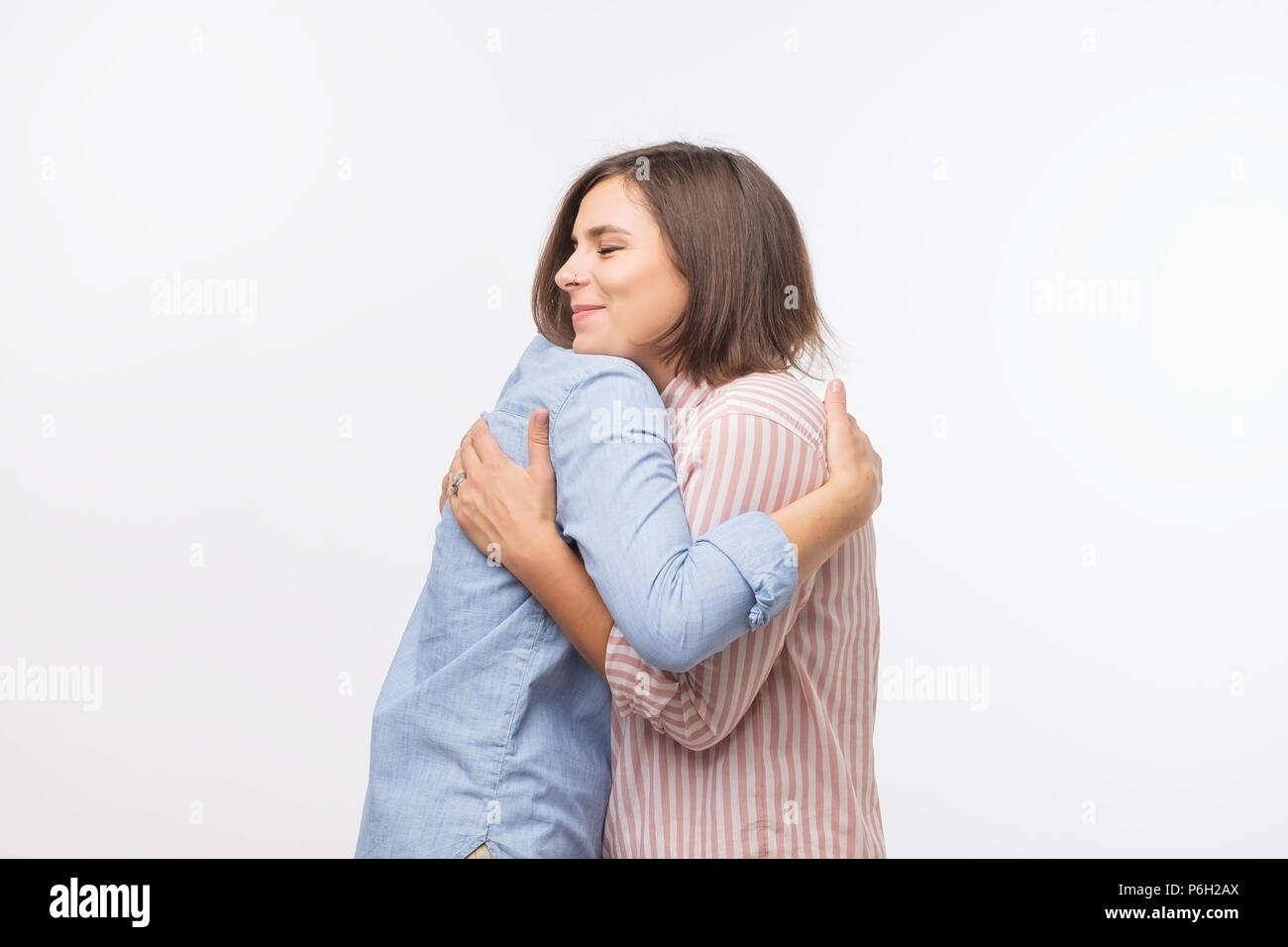 Mother and Daughter hugging européenne l'autre. De bonnes relations familiales. Banque D'Images