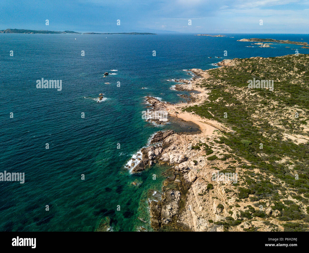 Perspective aérienne Drone sur l'archipel de La Maddalena, situé au nord de la Sardaigne, Italie. Paysage incroyable avec rocky environnement et tu Banque D'Images