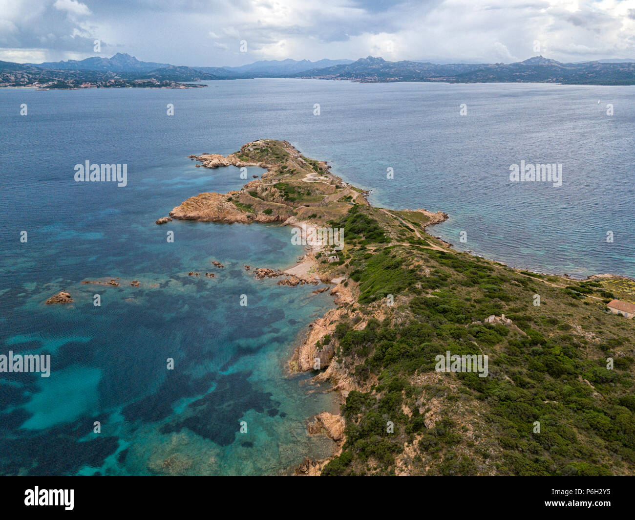 Perspective aérienne Drone sur l'archipel de La Maddalena, situé au nord de la Sardaigne, Italie. Paysage incroyable avec rocky environnement et tu Banque D'Images