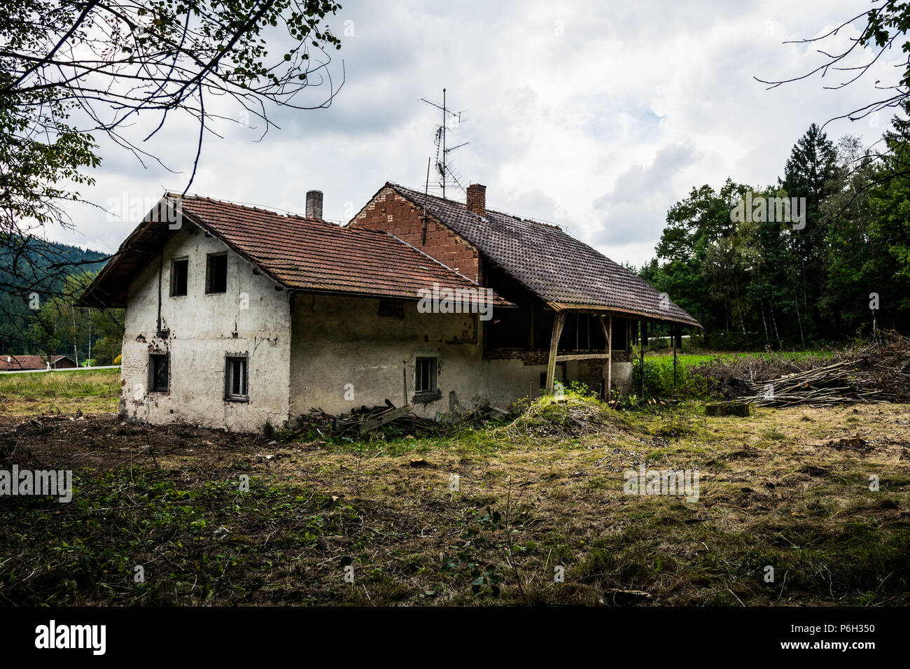 Vieille maison comme une ferme de la forêt de Bavière Banque D'Images