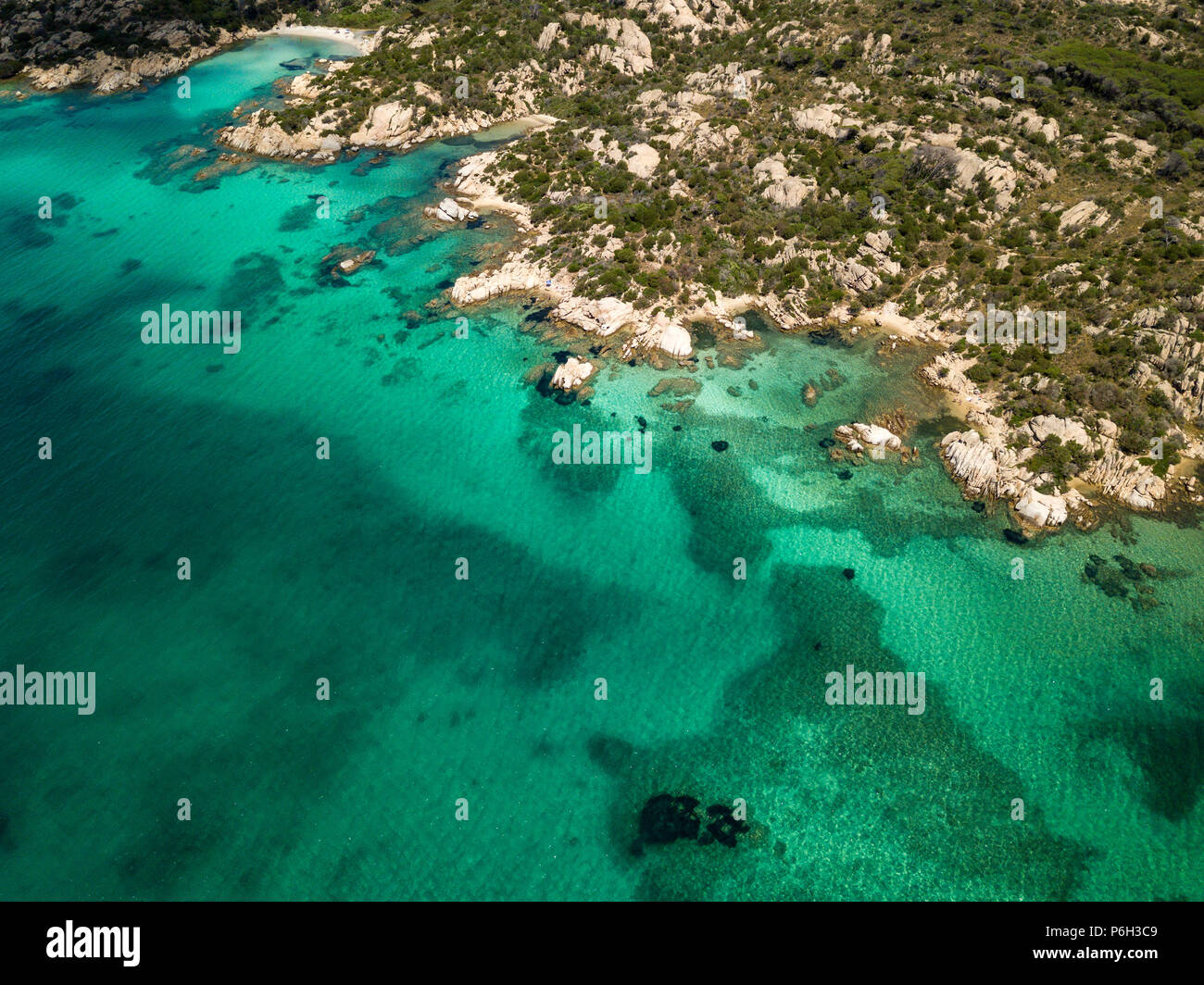 Perspective aérienne Drone sur l'archipel de La Maddalena, situé au nord de la Sardaigne, Italie. Paysage incroyable avec rocky environnement et tu Banque D'Images