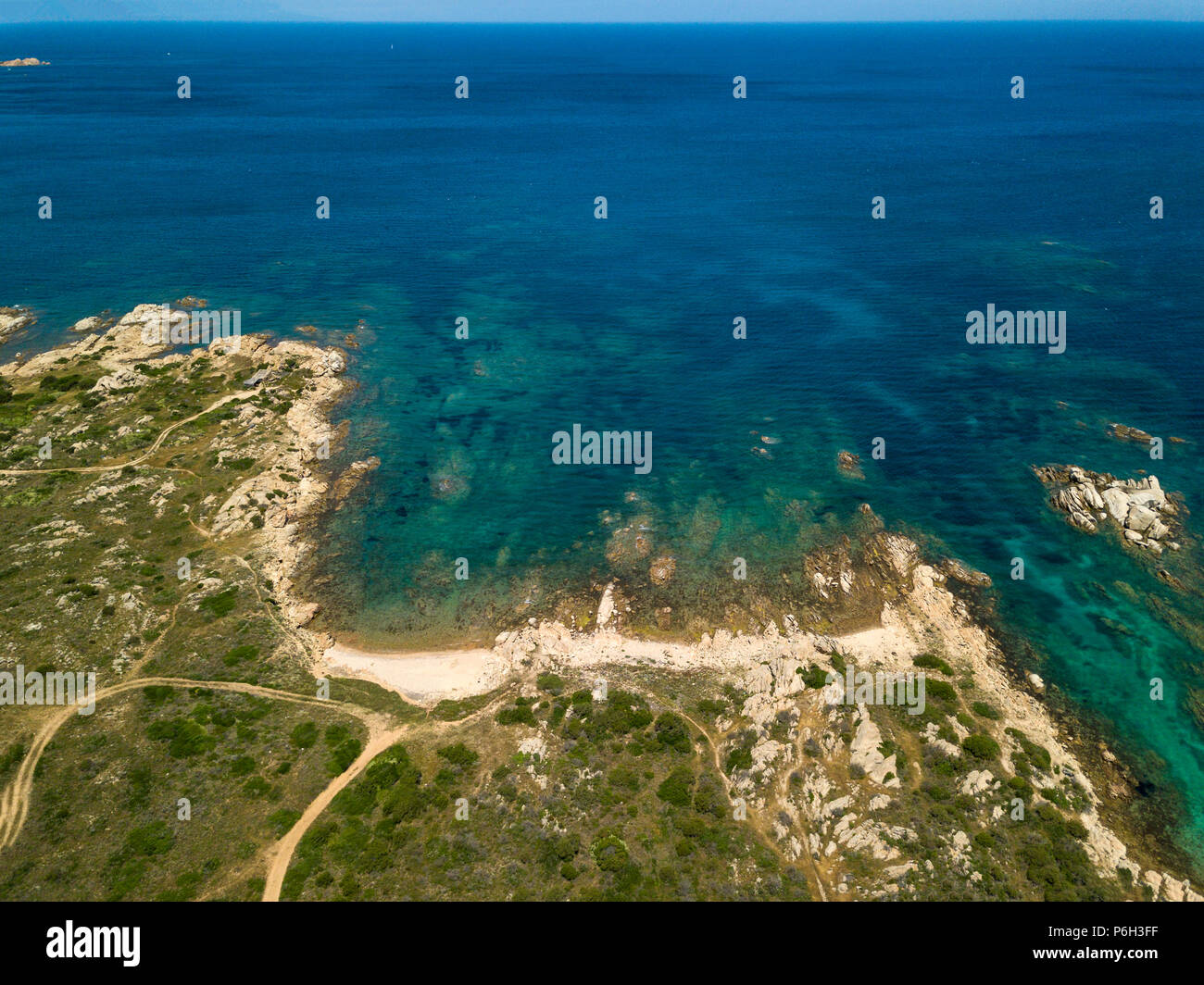 Perspective aérienne Drone sur l'archipel de La Maddalena, situé au nord de la Sardaigne, Italie. Paysage incroyable avec rocky environnement et tu Banque D'Images