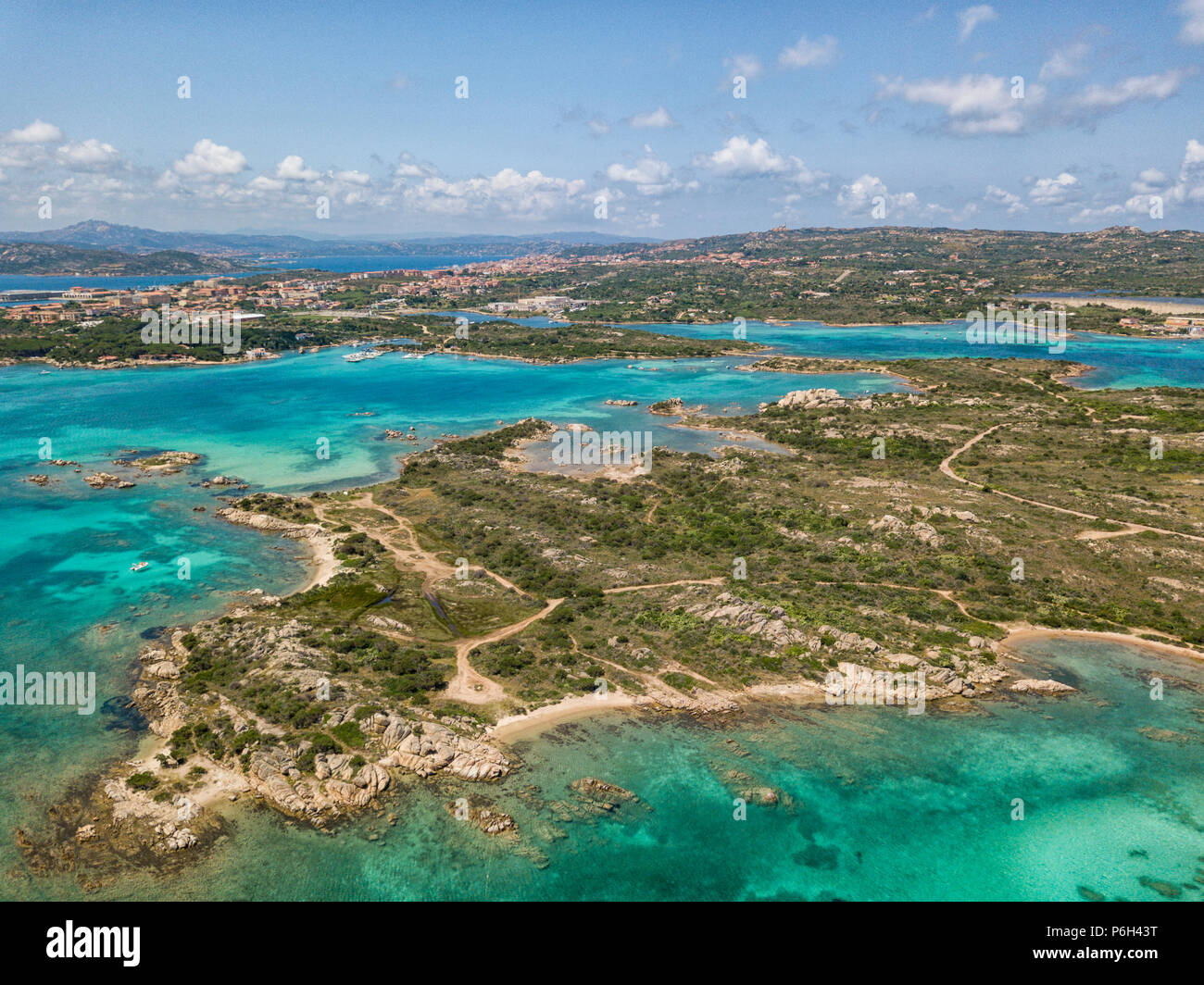 Perspective aérienne Drone sur l'archipel de La Maddalena, situé au nord de la Sardaigne, Italie. Paysage incroyable avec rocky environnement et tu Banque D'Images