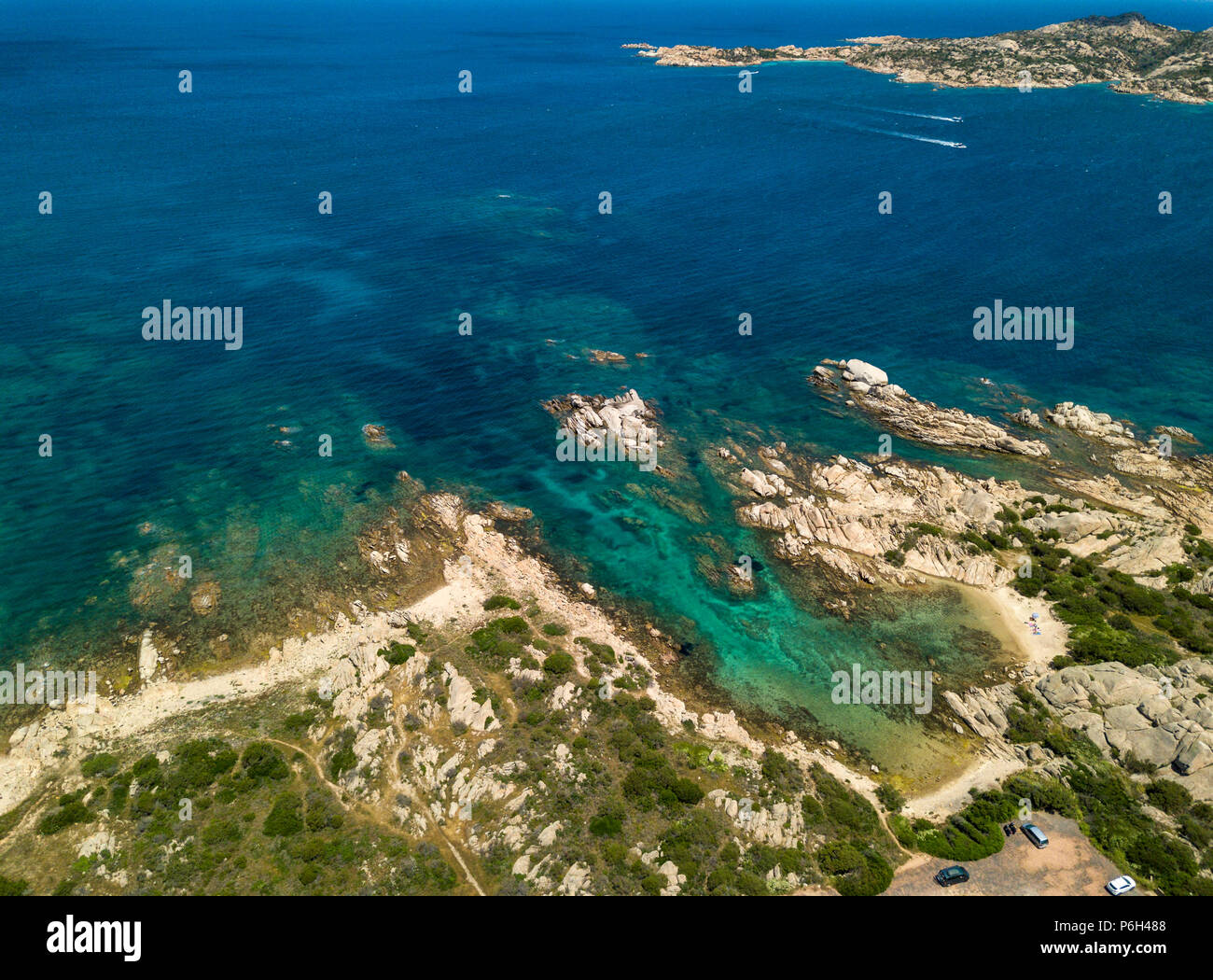 Perspective aérienne Drone sur l'archipel de La Maddalena, situé au nord de la Sardaigne, Italie. Paysage incroyable avec rocky environnement et tu Banque D'Images