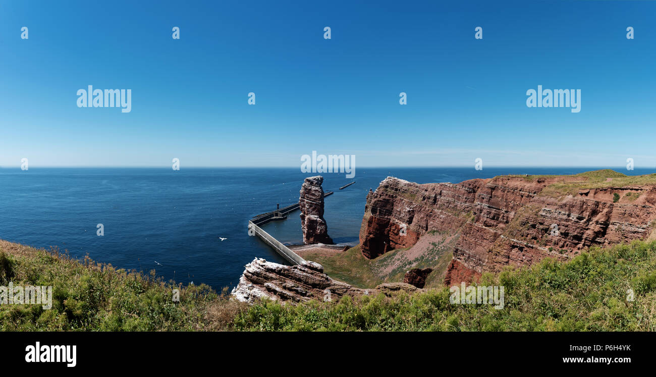 Lange Anna pile la mer sur l'île de Helgoland rock contre le bleu de la mer et ciel clair Banque D'Images