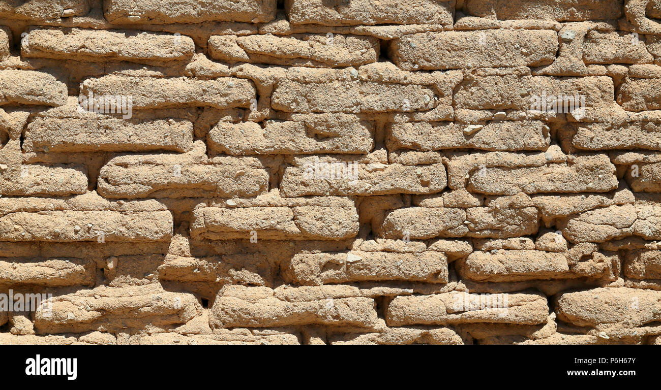 Mur en briques de boue à la main la création d'un modèle et la texture avec la lumière du soleil formant des ombres Banque D'Images