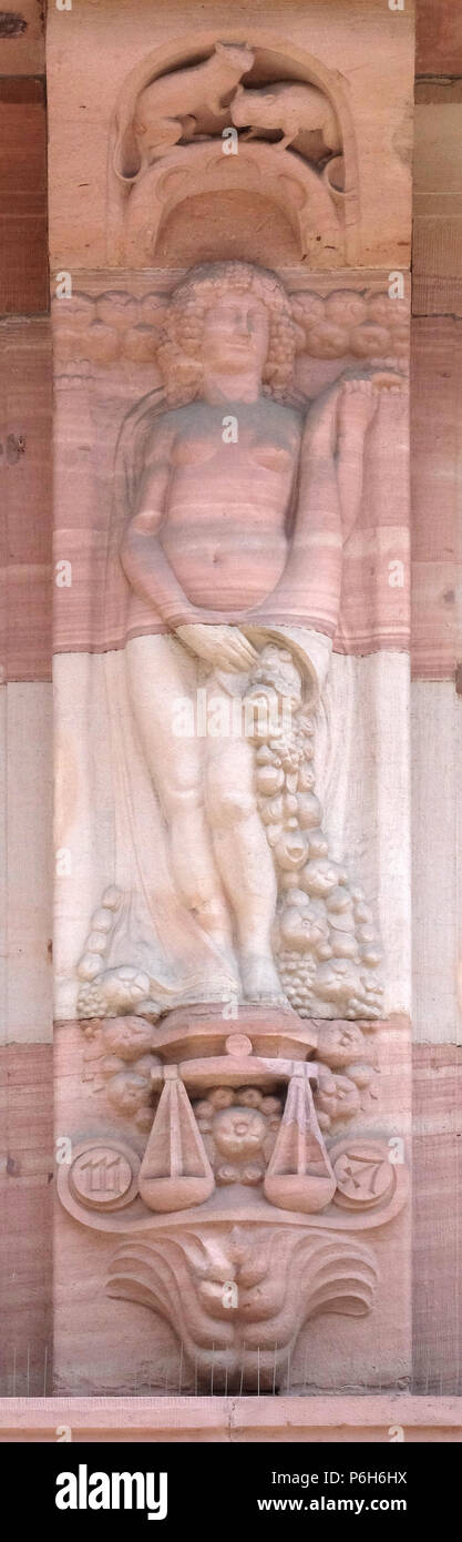 Le signe astrologique de la balance, relief sur façade de maison à Aschaffenburg, Allemagne Banque D'Images