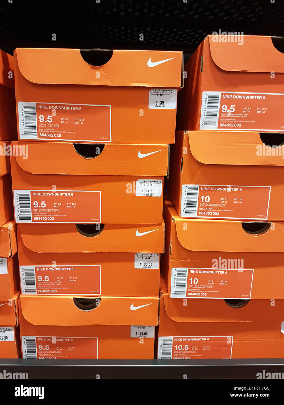 Villefontaine, France - 29 juin 2018 : Orange Nike chaussures Boxes empilés  sur une étagère dans l'affaire Nike Outlet Store dans le Village outlet  shopping complexe dans¨IsÃ re Photo Stock - Alamy