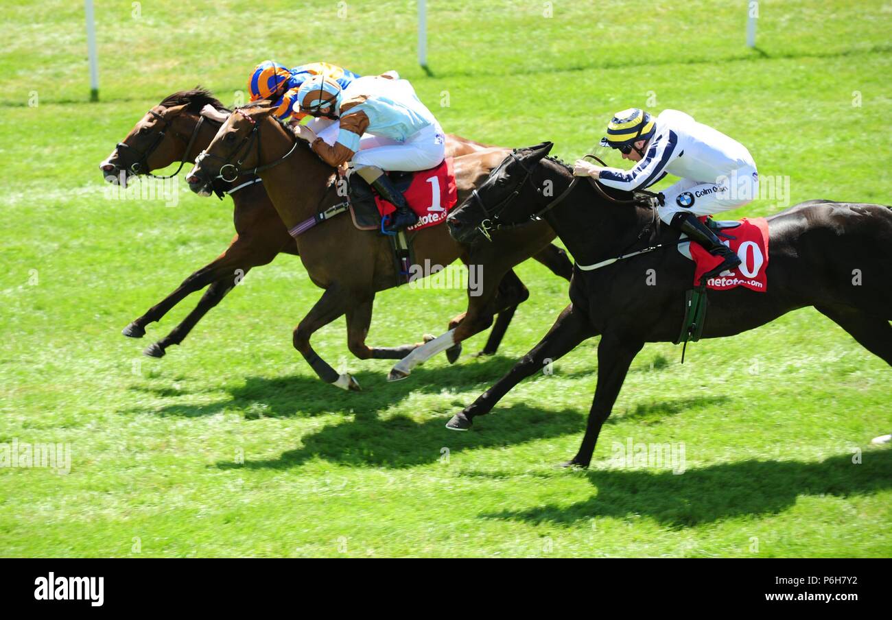 Bataille de Jéricho monté par Ryan Moore (à gauche) gagner la tote Rockingham au cours de la deuxième journée du handicap le Dubai Duty Free Derby irlandais Curragh Hippodrome, Festival à Co Kildare. Banque D'Images