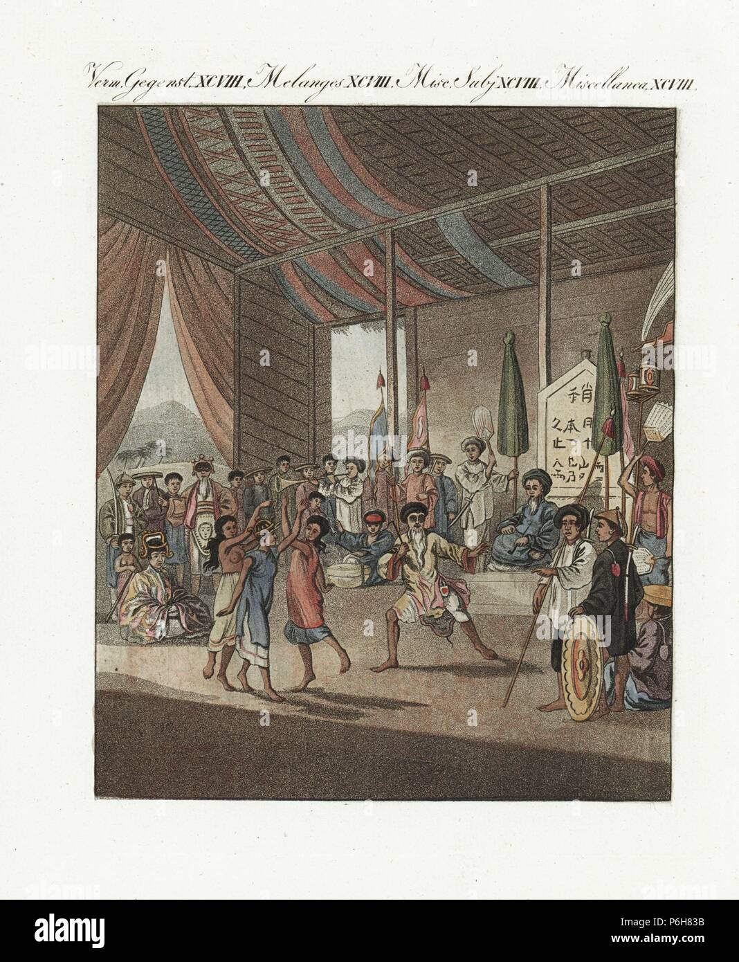 Spectacle d'opéra vietnamien, hat tuong, vers 1792. Trois danseuses dansent et chantent avec un vieil acteur de la musique à partir de la corne et les joueurs de tambour. Après une description par Lord Macartney, ambassadeur anglais. Coloriée à la gravure sur cuivre de Bertuch's 'Bilderbuch fur Kinder" (Livre d'images pour les enfants), Weimar, 1807. Johann Friedrich Bertuch (1747-1822) était un éditeur allemand et l'homme des arts le plus célèbre pour son encyclopédie 12 volumes pour les enfants illustrés de 1 200 plaques gravées sur l'histoire naturelle, de la science, le costume, la mythologie, etc., publiés à partir de 1790-1830. Banque D'Images