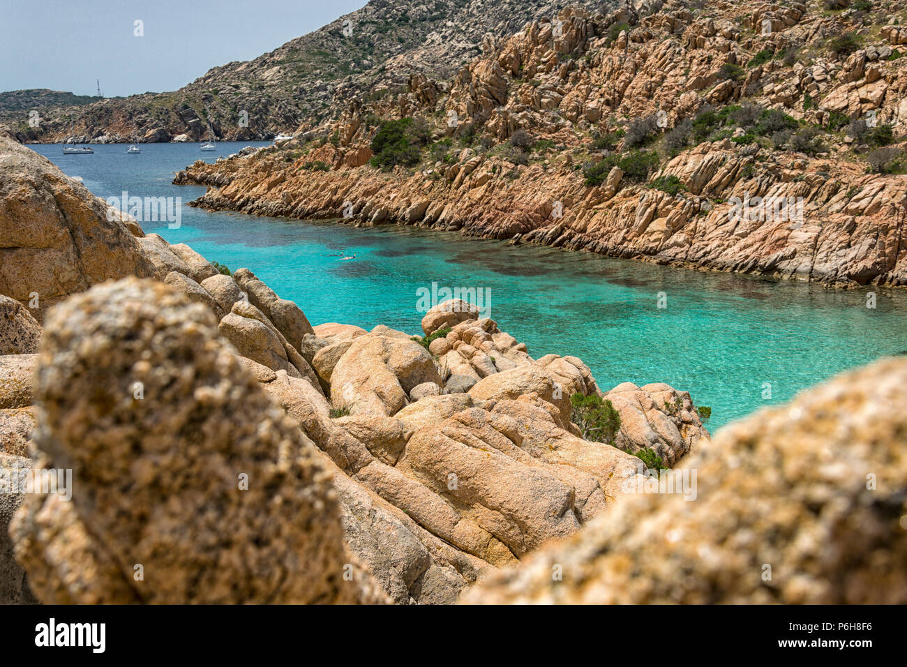 Paysage d'été avec l'une des plus belles plages de l'Europe, sur l'archipel de la Maddalena situé au nord de la Sardaigne, Italie. L'eau turquoise cristalline Banque D'Images