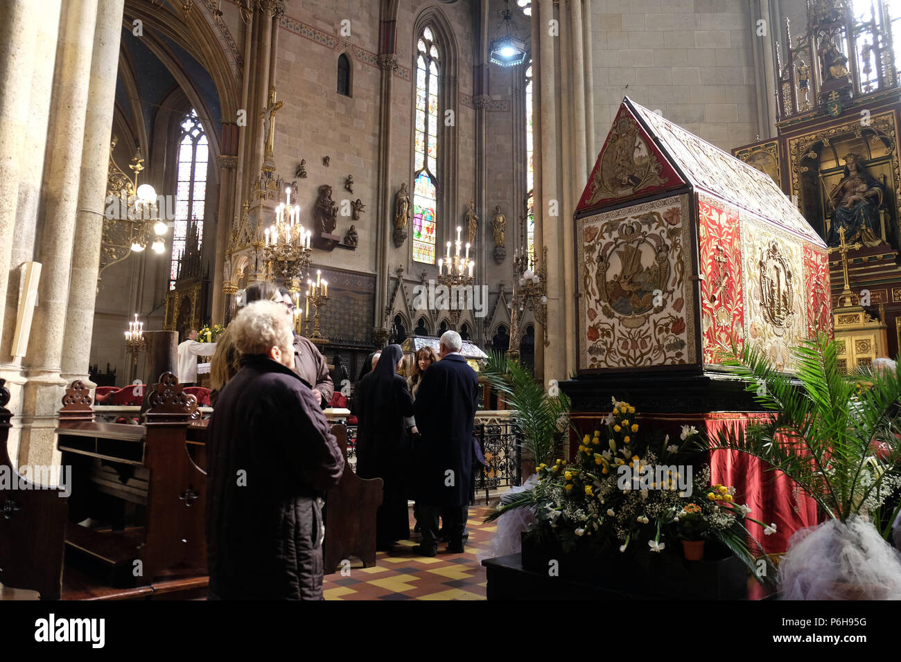 Matin de Pâques, les gens prient devant la tombe de Dieu dans la cathédrale de Zagreb sur Avril 05, 2015 Banque D'Images