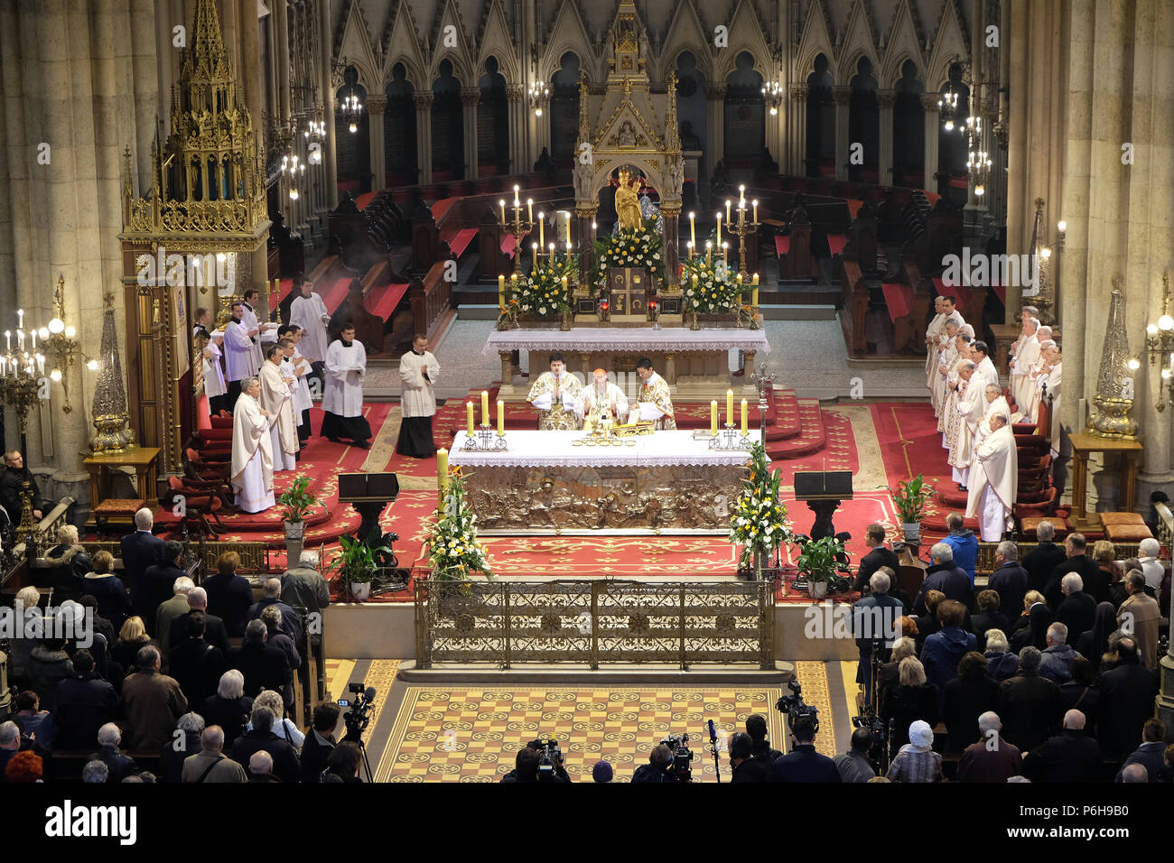 Messe de Pâques à la Cathédrale de l'Assomption de la Vierge Marie à Zagreb le 05 avril, 2015 Banque D'Images