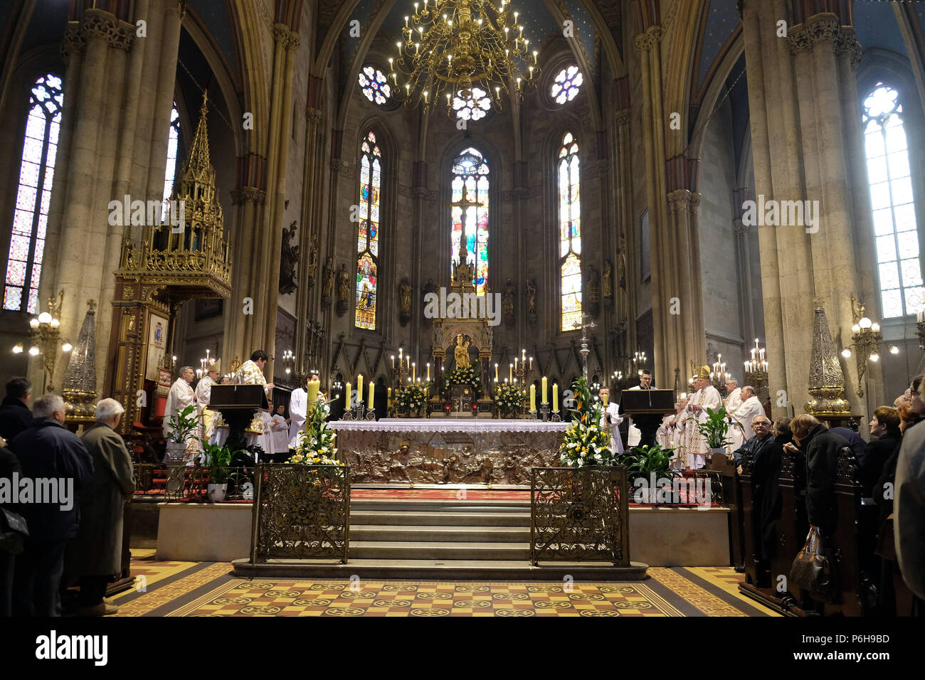 Messe de Pâques à la Cathédrale de l'Assomption de la Vierge Marie à Zagreb le 05 avril, 2015 Banque D'Images