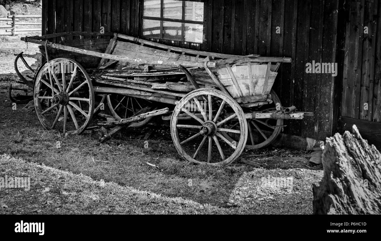 Chariot en bois ancien en noir et blanc Photo Stock Alamy