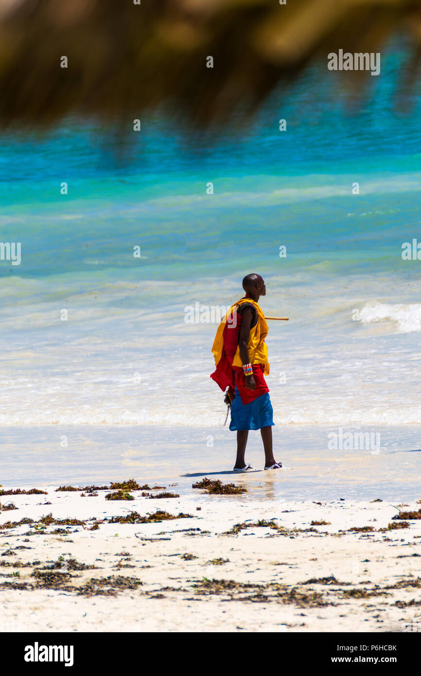 Diani Beach, Mombasa, Kenya - 10.30.2017 : un seul homme kenyan noir portant des vêtements Masai traditionnelle en essayant de gagner sa vie en vendant des souvenirs sur Banque D'Images