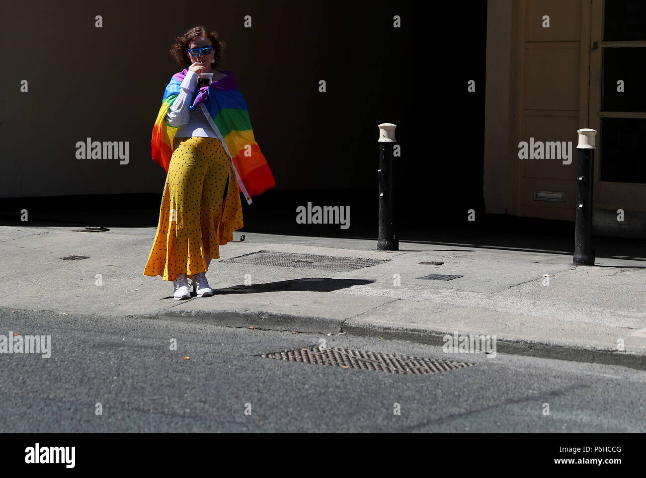 Une femme attend pour la Pride Parade de Dublin. Photo date : Samedi 30 juin 2018. Voir l'histoire de la fierté IRLANDAISE PA. Crédit photo doit se lire : Brian Lawless/PA Wire Banque D'Images