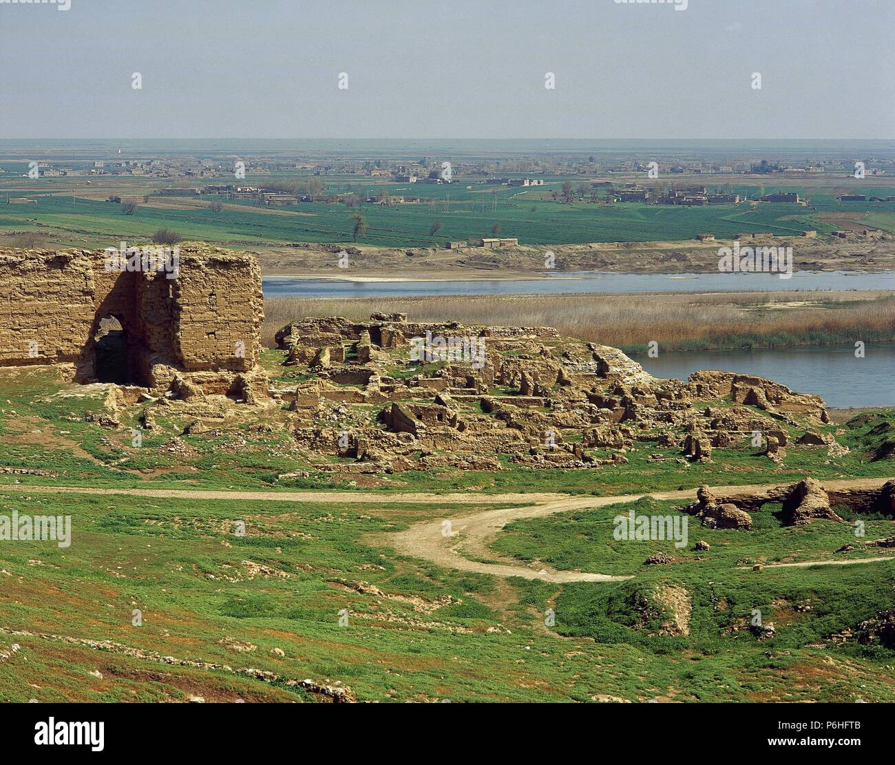 IMPERIO ROMANO. SIRIA. Doura-europos (dites-SALHIVE). Ciudad que nació hacia el año 290 a. C. para defender la ruta entre Apamée y Séleucie, plazas fuertes del Reino. seléucida En el 164 d. C. fué conquistada por los romanos. Vista de los restos de las MURALLAS de la ciudad junto al RIO EUFRATES. Banque D'Images
