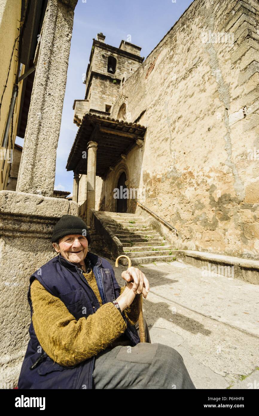 Lugareños frente a la Iglesia parroquial católica de San Lorenzo Mártir, siglo XVI, Garganta de la Olla, Valle del Tiétar,La Vera, Cáceres, Extremadura, Espagne, Europa. Banque D'Images