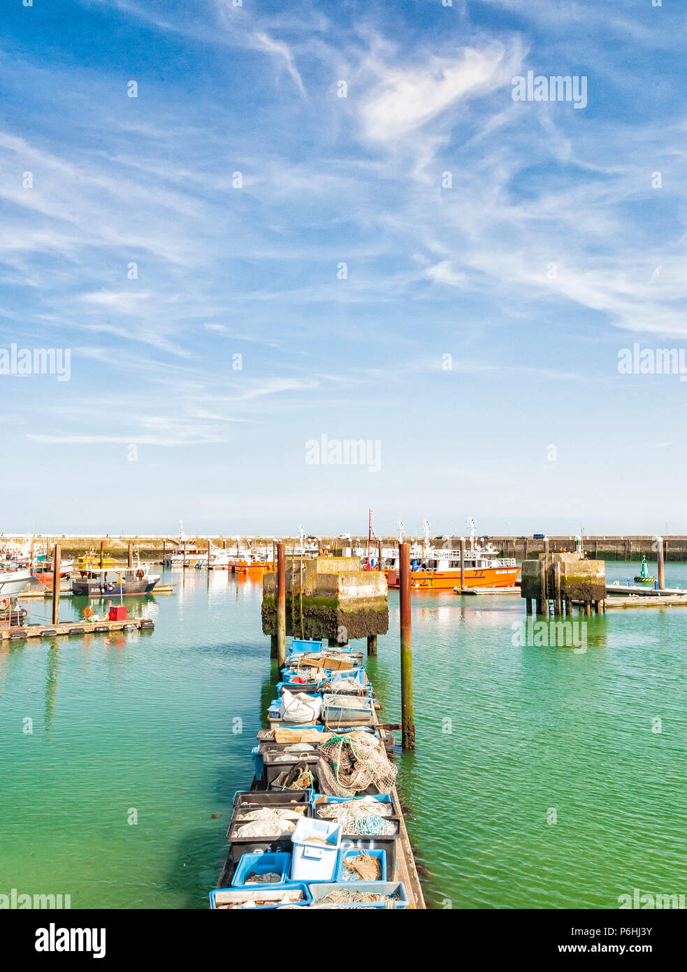 Baignoires en plastique et les cordes sur la jetée du port de Ramsgate Banque D'Images
