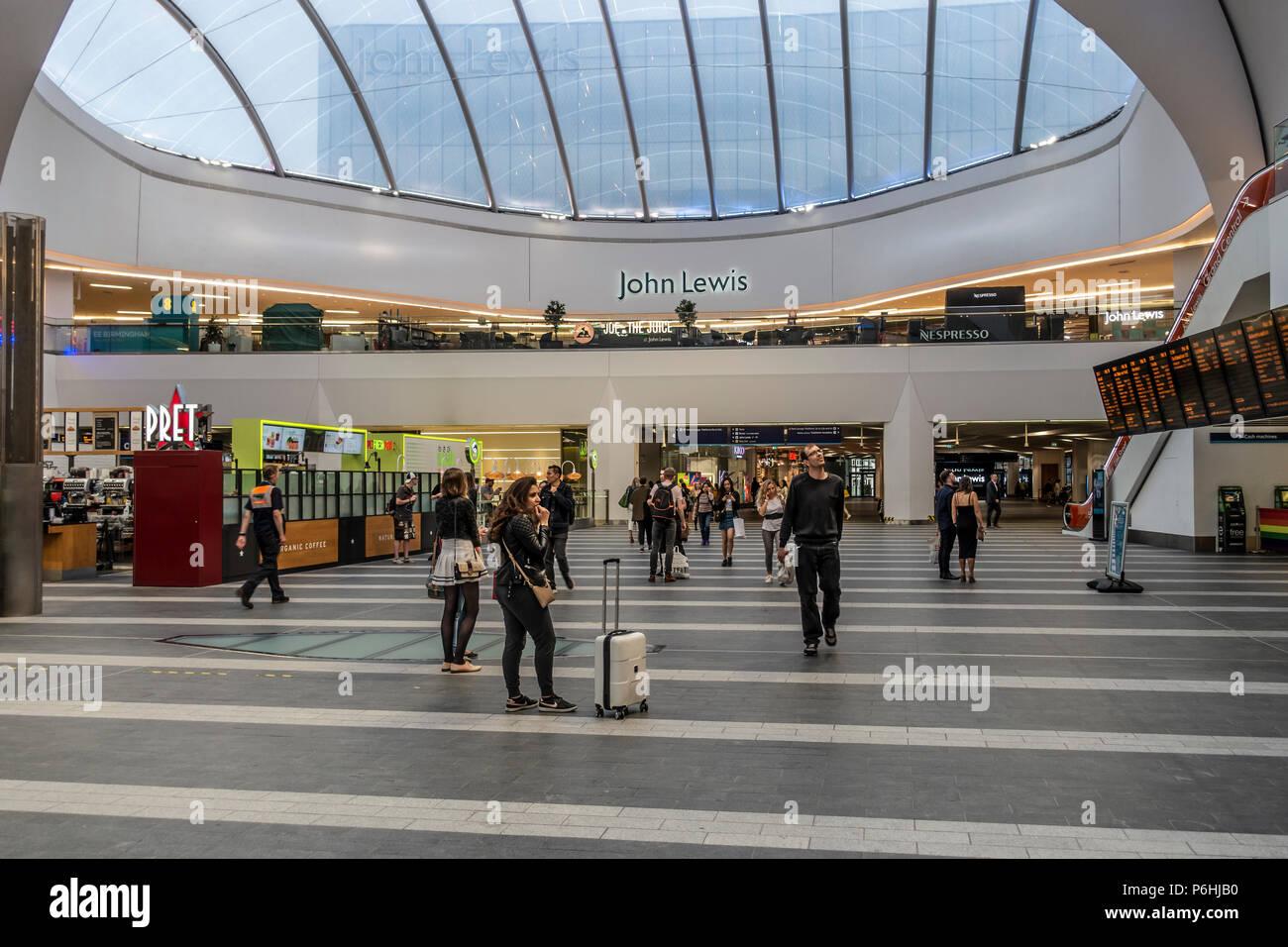 Les gens shopping et en attente de trains dans la gare Grand Central, le centre-ville de Birmingham, England, UK. John Lewis, Pret a manger Banque D'Images