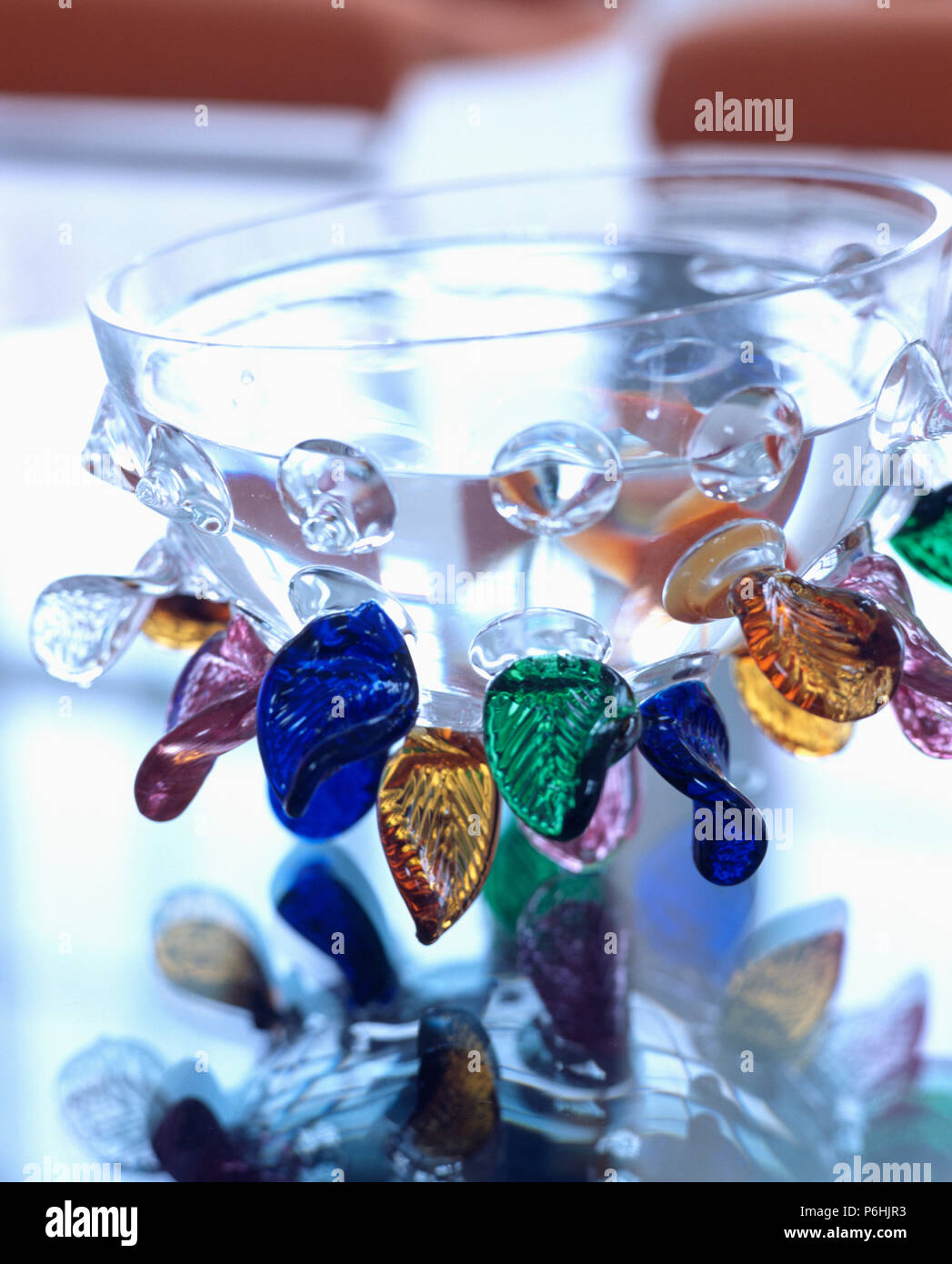 Close-up du bol en verre décoré avec des feuilles de verre de couleur vive Banque D'Images