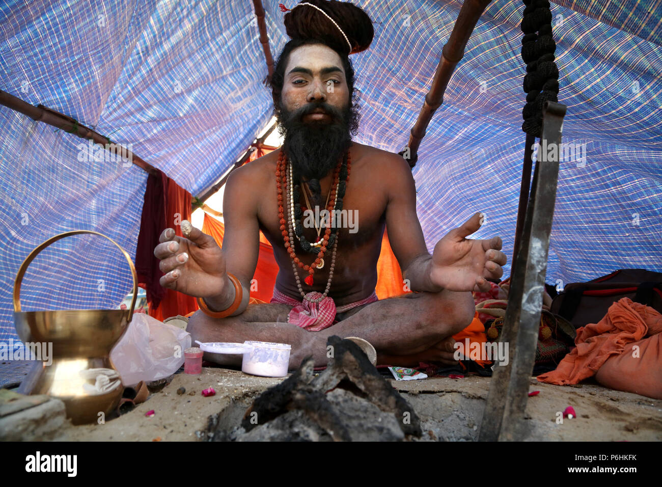 Portrait de saddhu saddhu Naga baba au cours de Maha Kumbh Mela 2013 à Mumbai , Inde Banque D'Images