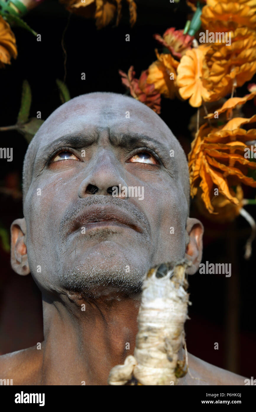 Portrait de saddhu saddhu Naga baba au cours de Maha Kumbh Mela 2013 à Mumbai , Inde Banque D'Images