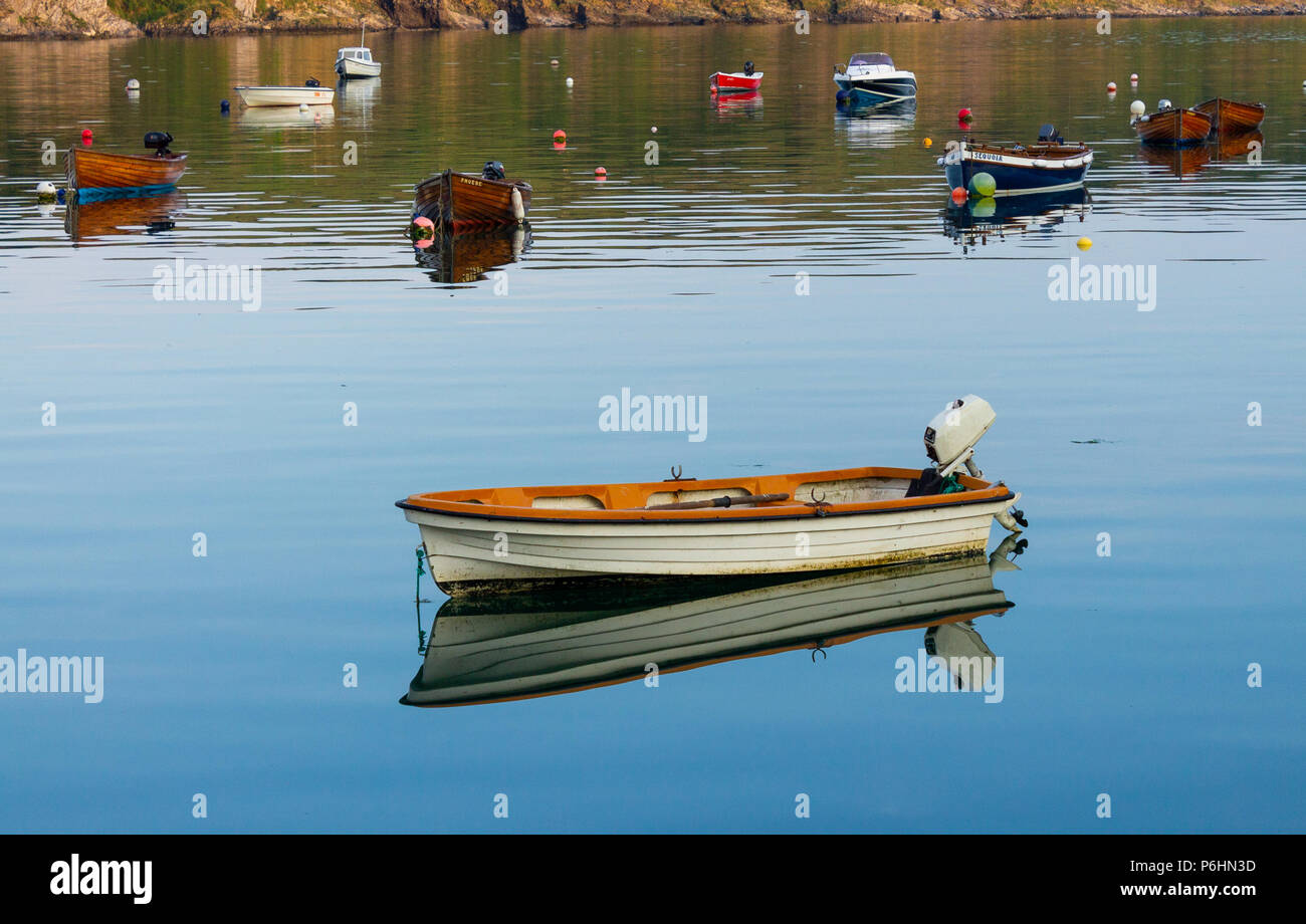 Bateau en fibre de verre à l'ancre sur une mer calme. Banque D'Images