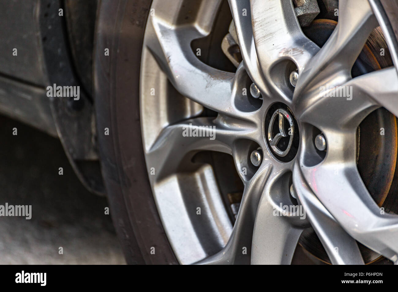 RAVENNA, ITALIE - 30 juin 2018 : La poussière et couvrir la Mazda logo sur une roue en alliage Banque D'Images