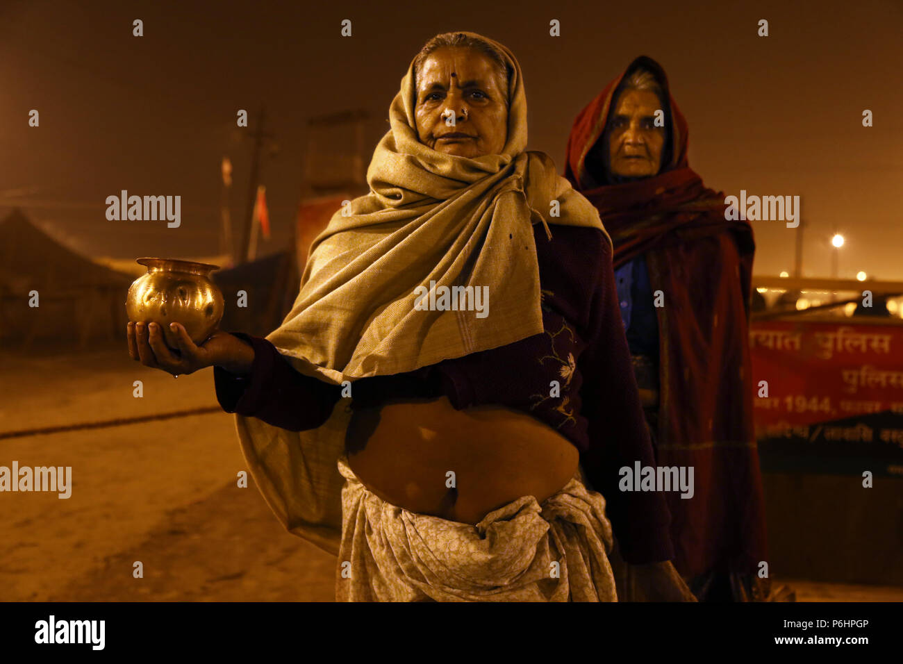Deux femmes hindoues sont fiers de présenter une cruche contenant de l'eau bénite du Gange pendant le pèlerinage Maha Kumbh Mela 2013 à Mumbai , Inde Banque D'Images