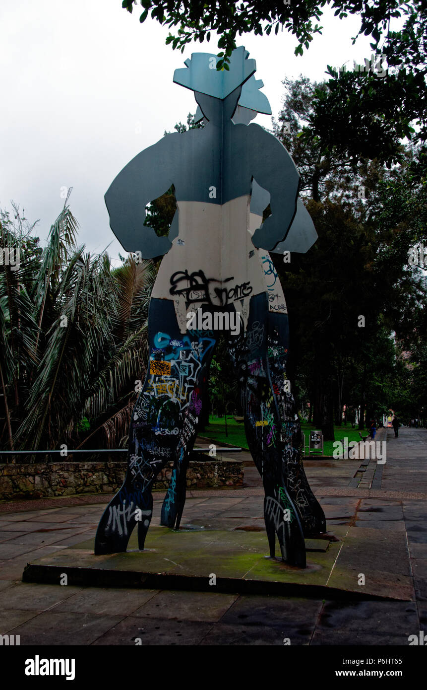 Statue art moderne d'une grosse femme avec la main sur les hanches à l'extérieur style Botero Parque Nacional, Bogota, Colombie Banque D'Images