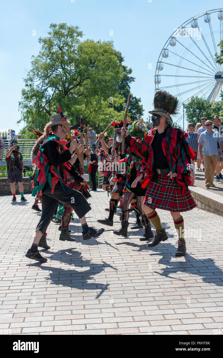 Stratford Upon Avon, Warwickshire, Angleterre 30 juin 2018 blackface traditionnels et les mimes danseurs morris à la River Festival avec banjos et Banque D'Images